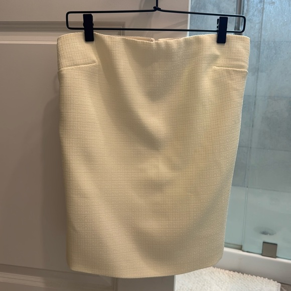 These Three Boutique Linen Ivory Strapless Top Medium - Picture 2 of 14